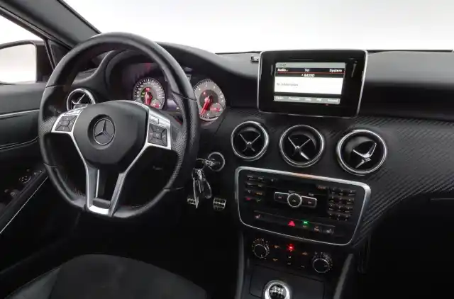 Valkoinen Viistoperä, Mercedes-Benz A – JKS-583