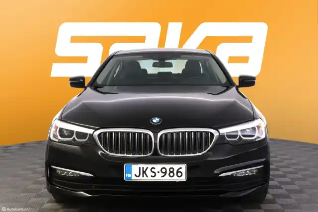 Musta Sedan, BMW 520 – JKS-986