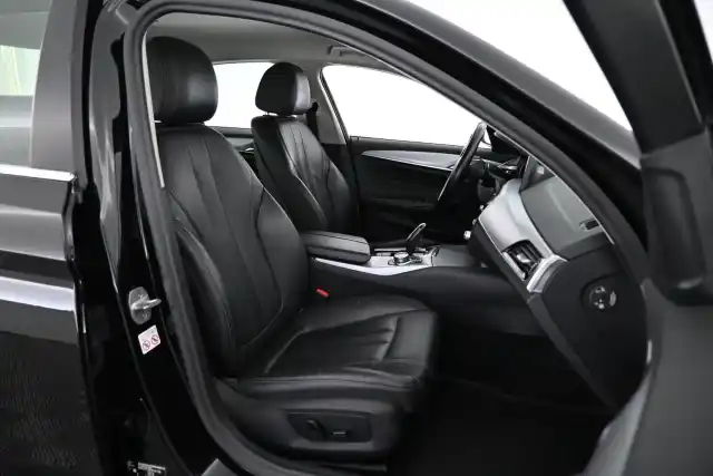 Musta Sedan, BMW 520 – JKS-986