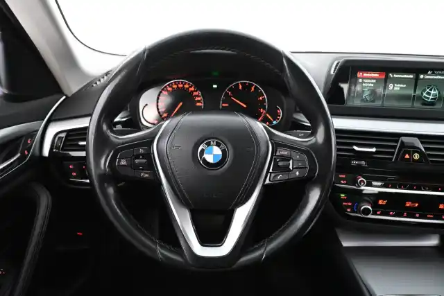 Musta Sedan, BMW 520 – JKS-986