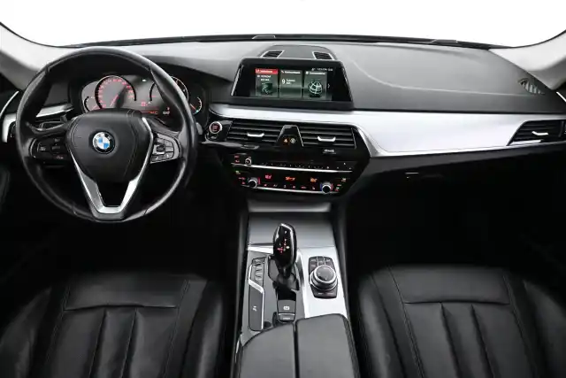 Musta Sedan, BMW 520 – JKS-986
