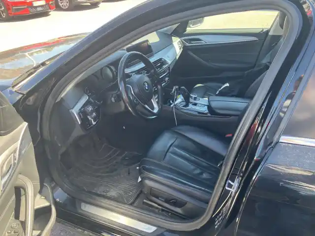 Musta Sedan, BMW 520 – JKS-986
