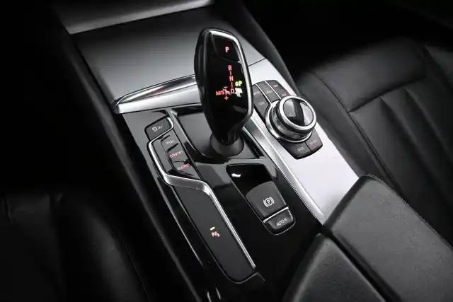 Musta Sedan, BMW 520 – JKS-986