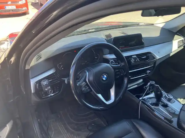 Musta Sedan, BMW 520 – JKS-986