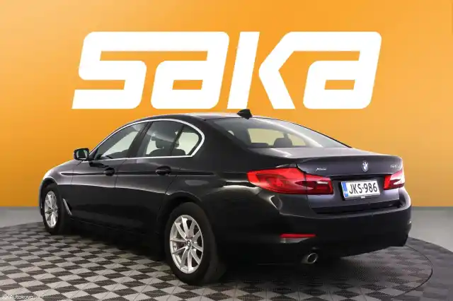 Musta Sedan, BMW 520 – JKS-986