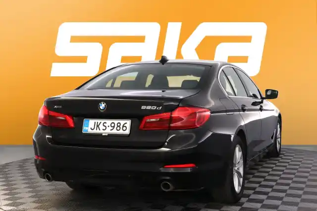 Musta Sedan, BMW 520 – JKS-986