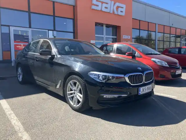 Musta Sedan, BMW 520 – JKS-986