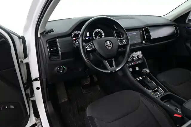 Valkoinen Maastoauto, Skoda Kodiaq – JKT-299