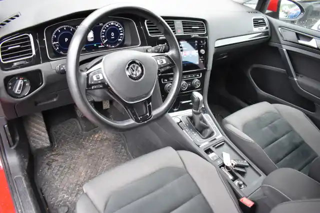 Punainen Viistoperä, Volkswagen Golf – JKU-733