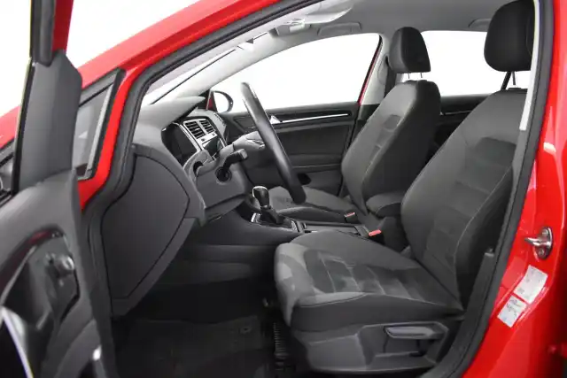 Punainen Viistoperä, Volkswagen Golf – JKU-733