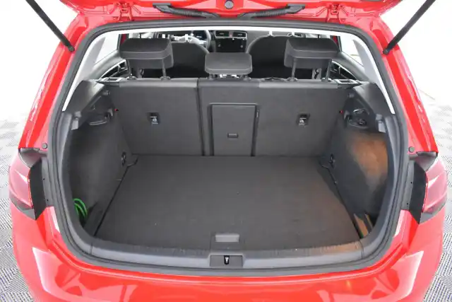 Punainen Viistoperä, Volkswagen Golf – JKU-733