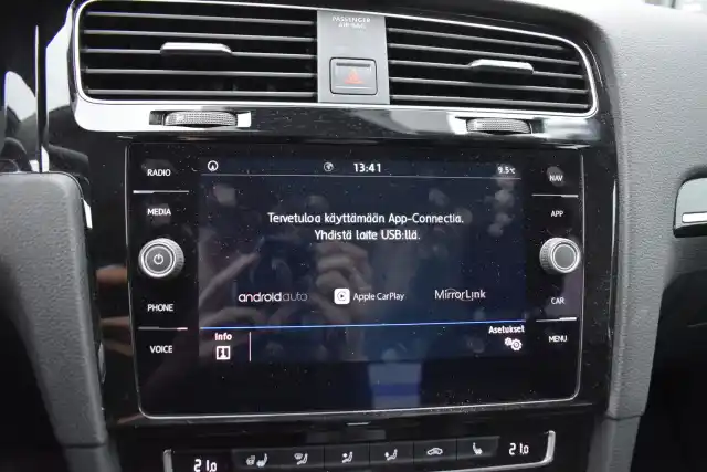 Punainen Viistoperä, Volkswagen Golf – JKU-733