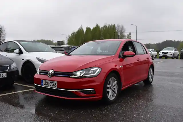 Punainen Viistoperä, Volkswagen Golf – JKU-733