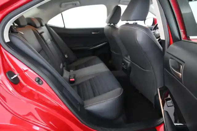 Punainen Sedan, Lexus IS – JKV-504