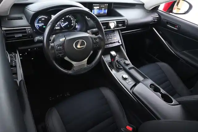 Punainen Sedan, Lexus IS – JKV-504