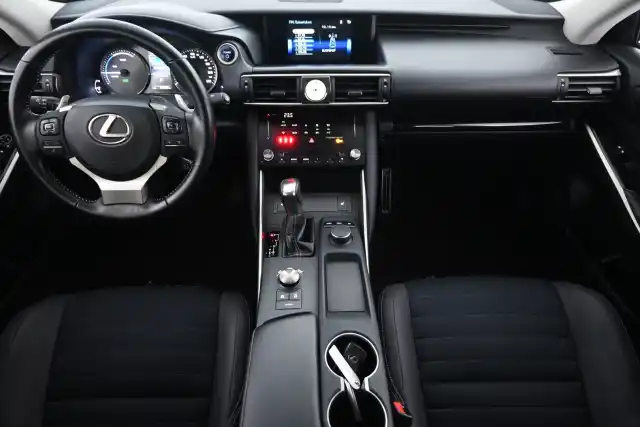 Punainen Sedan, Lexus IS – JKV-504