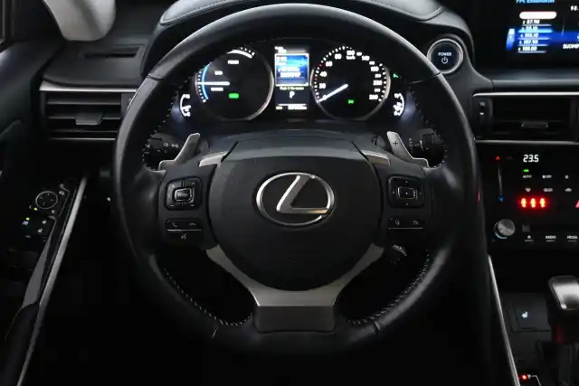 Punainen Sedan, Lexus IS – JKV-504