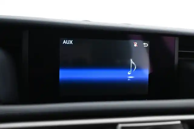 Punainen Sedan, Lexus IS – JKV-504