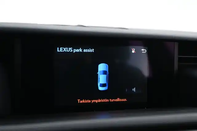 Punainen Sedan, Lexus IS – JKV-504