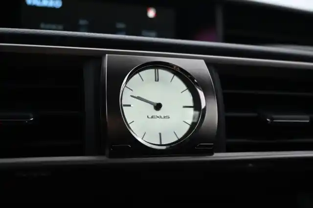 Punainen Sedan, Lexus IS – JKV-504