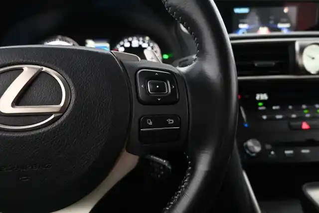 Punainen Sedan, Lexus IS – JKV-504