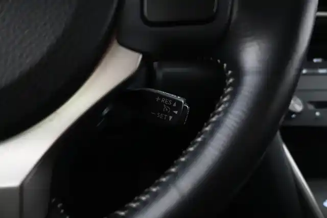 Punainen Sedan, Lexus IS – JKV-504