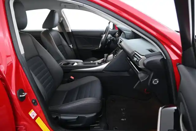 Punainen Sedan, Lexus IS – JKV-504