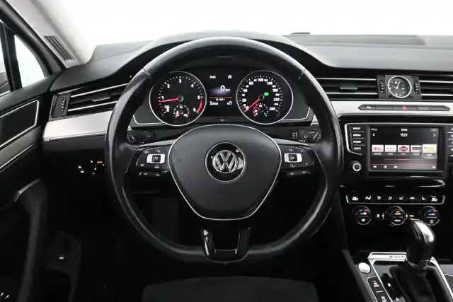 Valkoinen Farmari, Volkswagen Passat – JLA-891