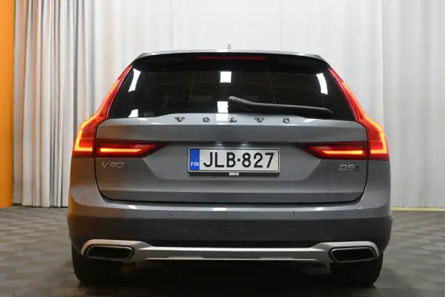 Harmaa Farmari, Volvo V90 Cross Country – JLB-827