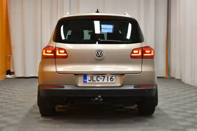 Beige Maastoauto, Volkswagen Tiguan – JLC-716