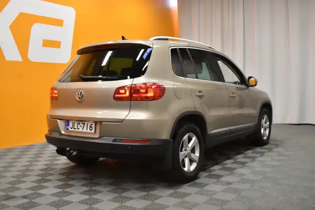 Beige Maastoauto, Volkswagen Tiguan – JLC-716