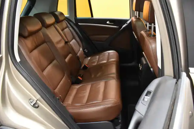 Beige Maastoauto, Volkswagen Tiguan – JLC-716