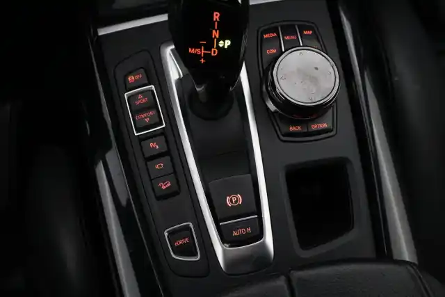 Valkoinen Maastoauto, BMW X5 – JLF-614