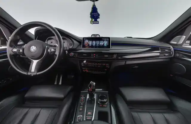 Valkoinen Maastoauto, BMW X5 – JLF-614