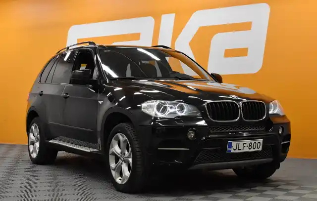 Musta Maastoauto, BMW X5 – JLF-800