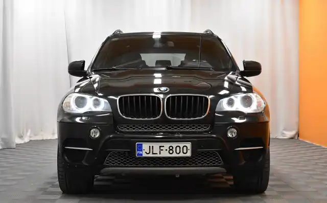 Musta Maastoauto, BMW X5 – JLF-800