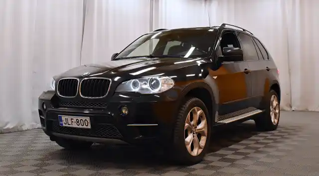 Musta Maastoauto, BMW X5 – JLF-800