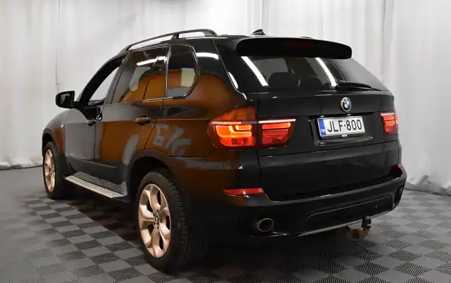 Musta Maastoauto, BMW X5 – JLF-800