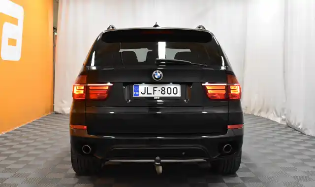 Musta Maastoauto, BMW X5 – JLF-800