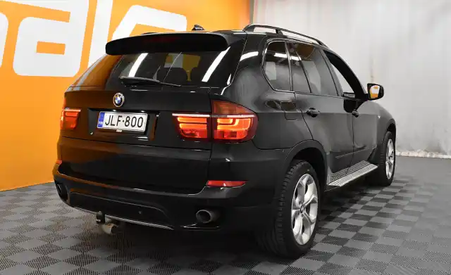 Musta Maastoauto, BMW X5 – JLF-800