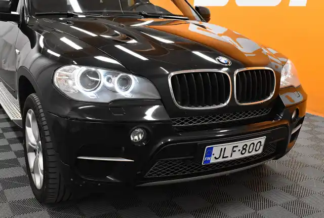 Musta Maastoauto, BMW X5 – JLF-800