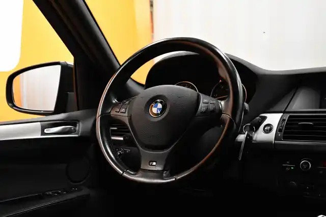 Musta Maastoauto, BMW X5 – JLF-800