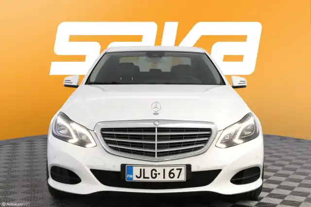 Valkoinen Sedan, Mercedes-Benz E – JLG-167