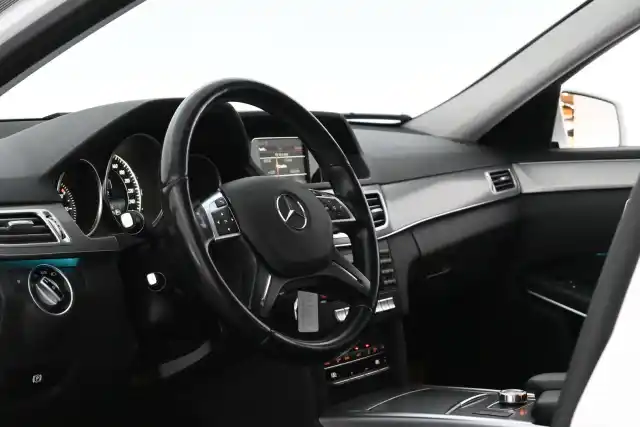 Valkoinen Sedan, Mercedes-Benz E – JLG-167