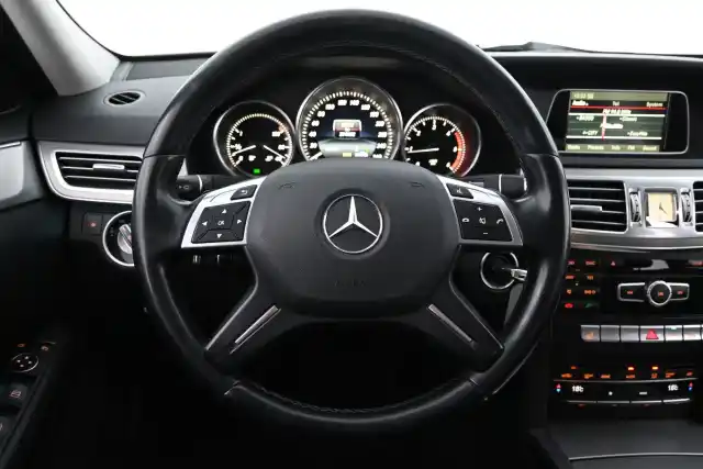 Valkoinen Sedan, Mercedes-Benz E – JLG-167