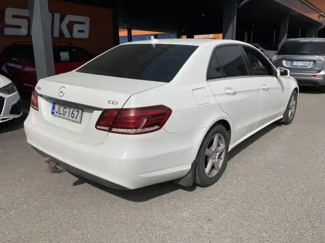 Valkoinen Sedan, Mercedes-Benz E – JLG-167
