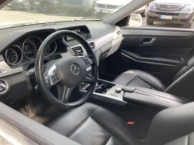 Valkoinen Sedan, Mercedes-Benz E – JLG-167