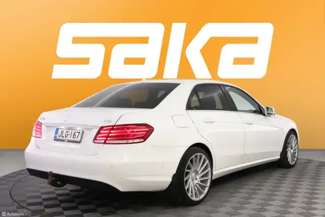Valkoinen Sedan, Mercedes-Benz E – JLG-167