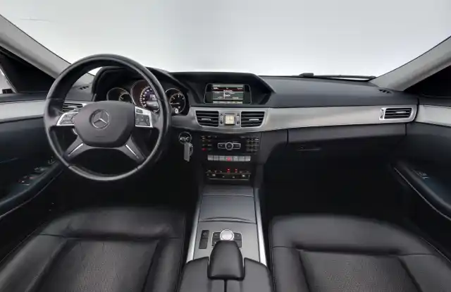 Valkoinen Sedan, Mercedes-Benz E – JLG-167