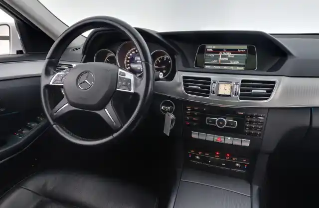 Valkoinen Sedan, Mercedes-Benz E – JLG-167